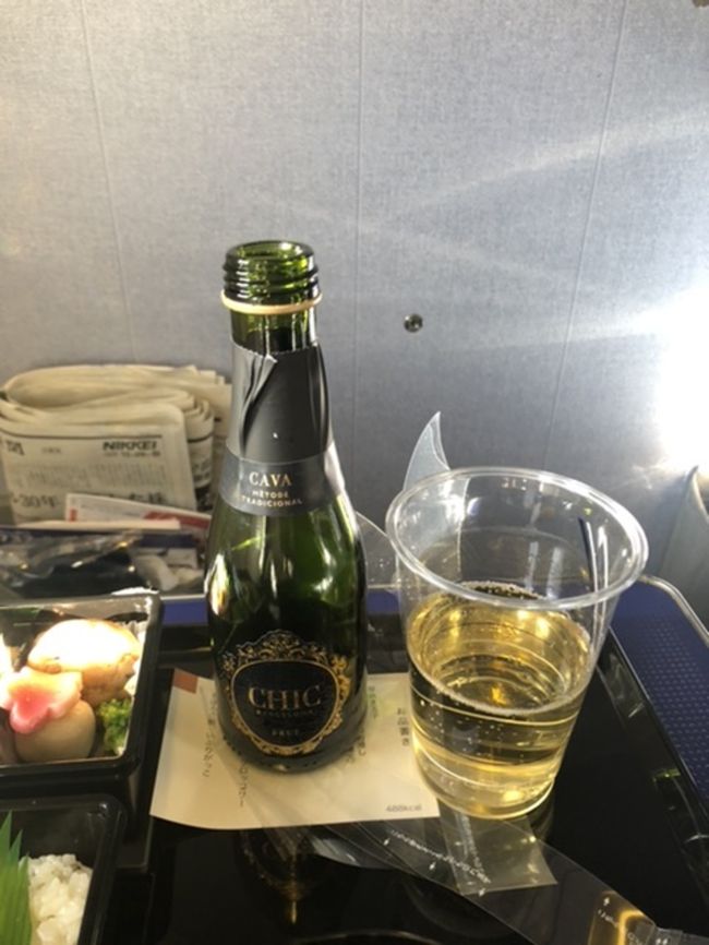 羽田便じゃないのでシャンパンはない。有り難くスパークリングをいただく。