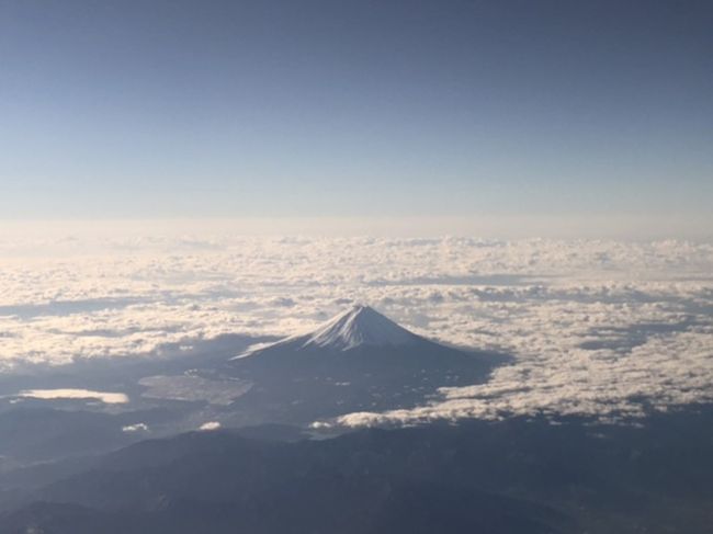 快晴で富士山が美しい。写真を撮っていたら、可愛いCAさんに「見えますかぁ？」と話しかけられた。うれしい。