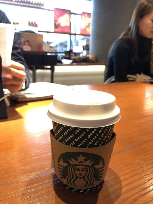 お腹が空かないので、スタバで休憩。