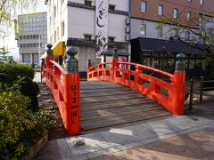 バスは高知駅ではなく、北はりまやばしで下車。

前に高知に来た時には見られなかったので。
がっかり名所でもあるはりまや橋へ。

朝早いのでまだ誰もいませんでした。