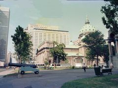 向こう側が、Hotel Queen Elizabeth. ここに泊まりましたが、今回の寄り道旅行では、一番ベッドがちゃちだった。
手前にあるのが、世界の女王マリア大聖堂 (Cathedral of Our Lady of Montreal)。