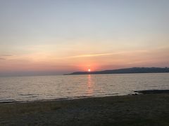 夕陽が湖に落ちていきます。