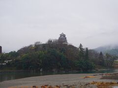 さて、一気に松山までは行かず、
途中の伊予大洲で途中下車。


目的はもちろん…。