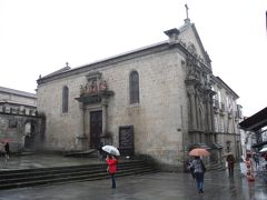 雨のソウト通りを歩き、旧市街のカテドラルの前に出てきました。