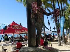 これぞザ・ワイキキ！な銅像は今日も大人気でした。一緒に写真撮りたかったな～