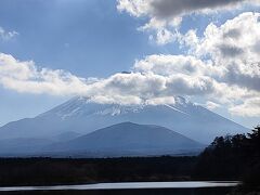 精進湖からの富士。雲多いやん！河口湖までは富士山きれいに見えていたのに！方向が悪い？