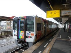 伊予大洲駅から大洲城まで徒歩３０分弱。
晴れていればレンタサイクルも考えましたが、
本日は朝から雨。
傘を差さないで歩くのはちょっとなぁと言うほどの雨の量

伊予大洲駅のコインロッカーを覗くと、
なんと小ロッカー１００円！！
なんて良心的！！
迷わずバックパックを預け、
少々身軽になって徒歩を選択！

ちなみに、駅前にタクシー止まっていました。