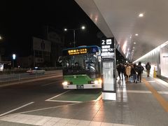 福岡空港の国内線ターミナルから国際線ターミナルへ無料のバス移動です。
福岡空港も急激に国際線利用が増えた為、正直まだ追いつけていない感があります。
今後、地方空港は国際線利用を如何に取り込めるかにかかっています。