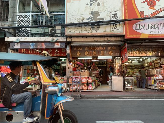 Garbについてですが、結果としてなかなか使いやすかったです。<br />アプリで予約確定するとタクシーが現時点でどこにいるのかわかって、大体どのくらいで到着するのかわかります。<br />そして車のバックナンバーで予約したタクシーかどうか分かるので、運転手さんに自分の登録している名前を確認されるのでお互いに行き先と料金を確認して車に乗り込む感じでした。