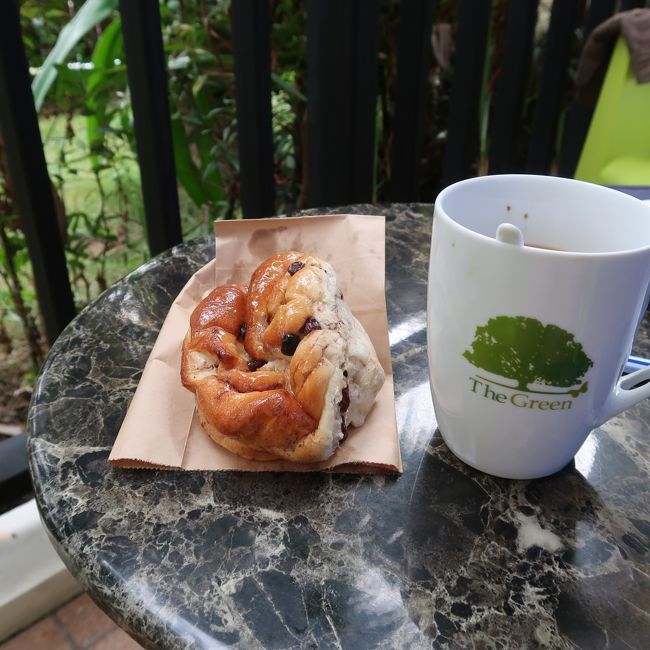 美味しそうなパン屋さんでシナモンパン５０Bを買いテラスで朝食。<br />