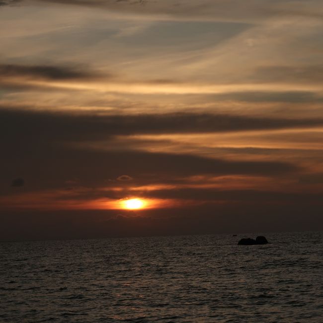 サンセットビーチへ。相変わらず雲多い。<br />