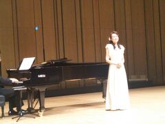 ☆オラトリア”メサイア”よりヘンデル作曲「大いに喜べ！シオンの娘よ」！

☆宗教曲としてはお茶目な表情満開で楽しい娘役！

☆もしかすると、二曲目の中田義直作日本歌曲だった？（衣装が！）