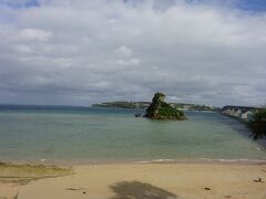 ホテルを出発した時は晴れていたのに、古宇利島に近づくにつれてだんだんと雲が増えてきてしまいました。
これは、古宇利大橋を渡る手前からの景色です。