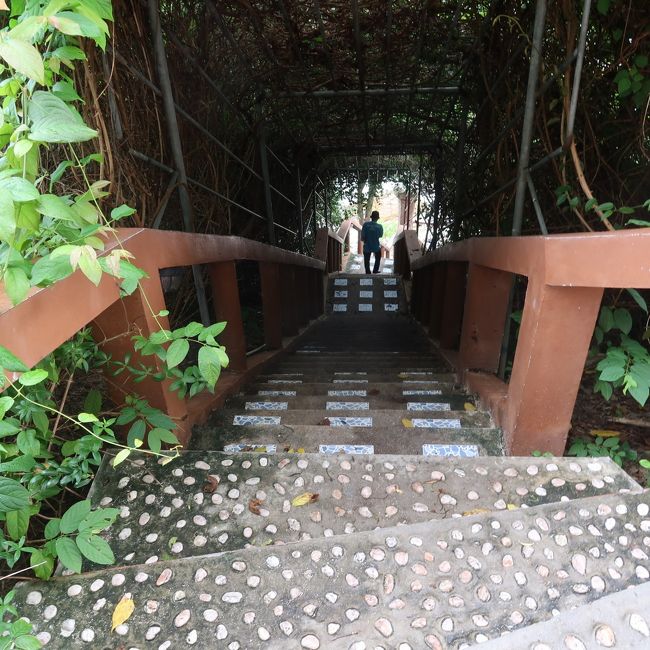 この階段を下って海へ。