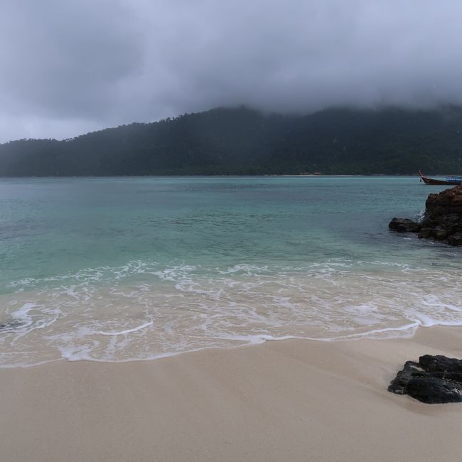 砂浜サラサラ度100パーセント。とても曇ってるが水温は暖かい。<br />