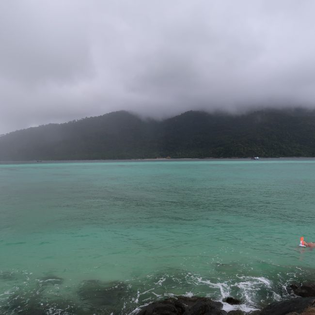 ひたすらシュノーケル。結構魚たくさんいます。