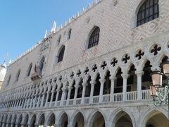 4月8日　世界遺産ベネチア観光
サンマルコ広場のドゥカーレ宮殿
かつてはベネチア共和国総督の邸宅兼政庁でもあった。
ゴシック風の白いアーチと柱が目を引く美しい宮殿。