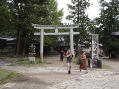 14：12　手向山八幡宮　北側鳥居
東大寺法華堂の参道のと隣接してます。
東大寺の鎮守社として749年に宇佐八幡宮から勧請しました。

当初は平城宮の梨原宮にありましたが、大仏殿前の鏡池付近に遷座。
南都焼討で焼失し、1250年に北条時頼が現在地に再建しました。
明治の神仏分離で東大寺と離れました。