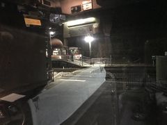 20:11：門島駅。バスに乗車。
門島駅～平岡駅間は代替えバス。　
バスより、運行中止の伊那路4号。

代替えのバスが飯田から配送され、暗闇の山道を温田駅（20:39頃着）経由で平岡駅にバスで向かう。
  ＊温田駅で運行再開待ちをしていた先行の普通列車の乗車客を乗せて平岡駅に向かう。

バス乗車人員。
門島駅からの乗車客は8名。
温田駅からの乗車客は30数名。

