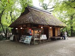 お店に囲まれた石段を下りると、茅葺の日本的雰囲気の水谷茶屋。
ここでちょっと休憩したい・・・けど、時間がない。

