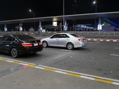 30分足らずでスワンナプーム国際空港に到着。シルバーのCAMRYが乗ってきた車です。