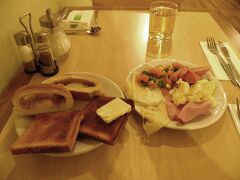 今日は7時起きでホテルの朝食。ミックスベジがとても美味い！