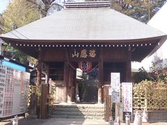 弘明寺観音の入口に建つ仁王門
その名の通り仁王像が見守っています。