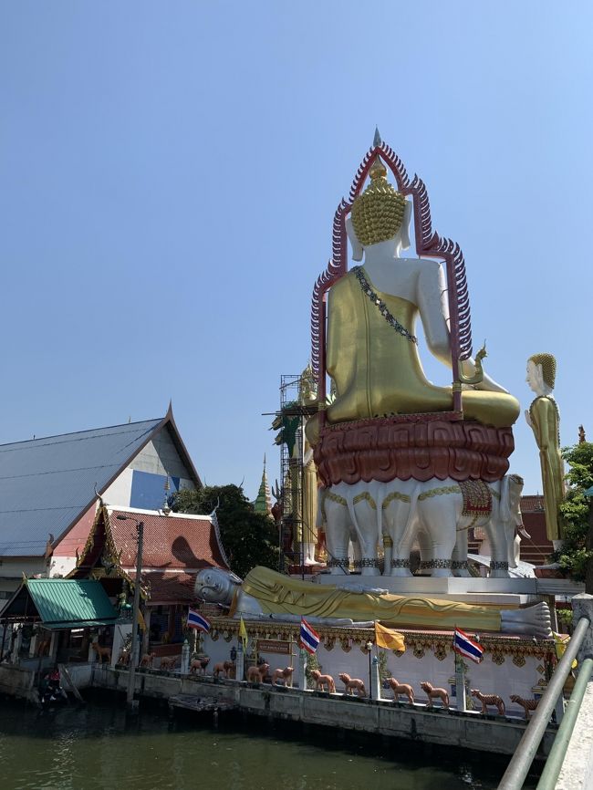 歩いて5分ほどで見えてきました。<br />橋の向こう側に見えるのがワットクンチャンの仏像の背中です。