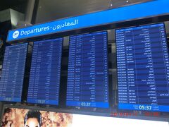 関空からエミレーツ航空でドバイに到着！
１０時間以上の長いフライトでした。疲れた。
フライトボードはアラビア語。「中東に来たーー」って感じます。
