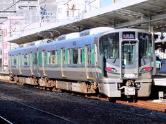 30分の待ち時間の後、和歌山行きの電車に乗って和歌山駅へやってきました。和歌山線にも広島で導入された新型車両と同じ227系が投入され快適になりました。