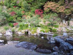ご朱印をいただいて、庭園の拝観へ。紀州徳川家から拝領した名草御殿に面した庭園は江戸時代の作で国の名勝に指定されています。
