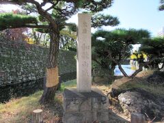 和歌山駅から和歌山バスに乗って、国指定史跡である和歌山城へ。今回は天守閣ではなく、紅葉の名所として知られる西の丸庭園が目的です。