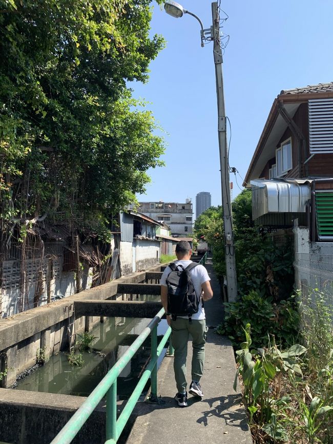 オフラインでも使える地図アプリ　maps.me を頼りにウタカート駅までしばらく運河沿いに歩きます。