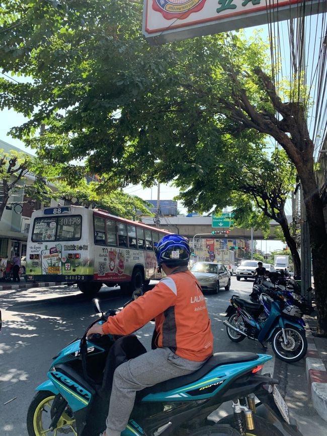 駅に近づいてくるとちょっと騒がしい雰囲気になってきました。路線バスも走っているようです。