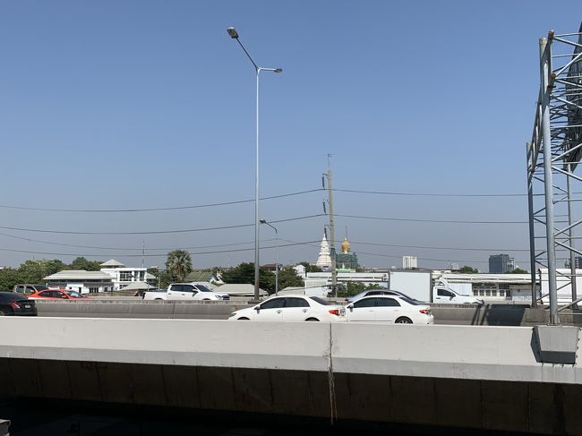 のんびりしたペースで20分弱歩いたでしょうか。<br />BTSウタカート駅到着！<br />先ほど見学したワットクンチャンが遠くに見えます。