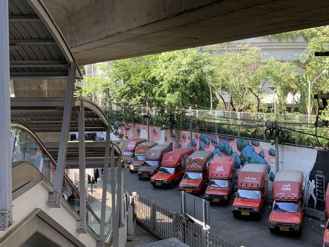 またBTSに乗ってサパーンタクシン駅に戻って来ました。