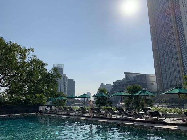 そんなに混んでおらずのんびりと日焼けしている欧米人がほとんど。