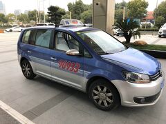 中国・上海『Hilton Garden Inn Shanghai Hongqiao』

『ヒルトンガーデンイン上海虹橋』の車寄せ＆エントランスの写真。

本日は帰国日です ($・・)/~~~
ヒルトン・オナーズのダイヤモンドメンバー特典でチェックアウトを
無料で16時にしていただきましたが、朝食を食べてすぐに空港に
向かいます。ありがとうございました。

『ヒルトンガーデンイン上海虹橋』から『上海虹橋国際空港』の
第1ターミナルまでタクシーを利用しました。
1階のレセプションスタッフの方にタクシーの手配をお願いすると、
5分程ロビーで待つように言われました。

こちらのタクシーに乗り込みます。ドライバーさんが重たいスーツケース
を後ろのトランクに載せてくださいました。「謝謝！！」

このひとつ前の旅行記はこちら↓

<上海 ⑨『ヒルトンガーデンイン上海虹橋』宿泊記★
ヒルトン・オナーズのダイヤモンドメンバー特典でスイートに
アップグレード♪朝食＆素敵なサービス>

https://4travel.jp/travelogue/11577965