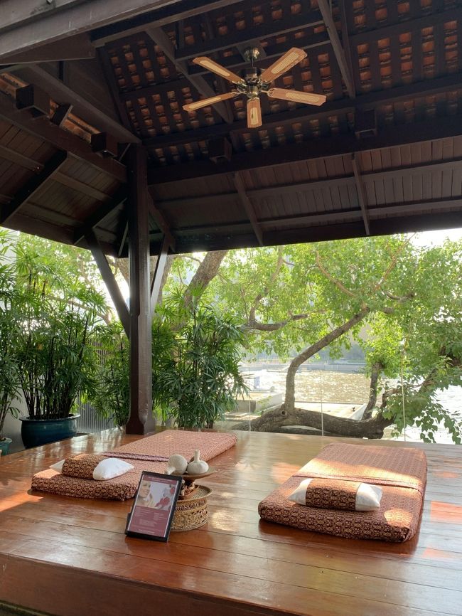 プールサイドでもマッサージを受ける事ができるようです。