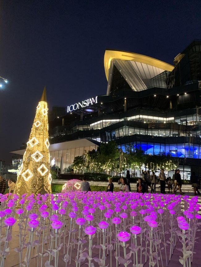 Icon Siam 日が暮れてからのクリスマスイルミネーションもカラフルです。