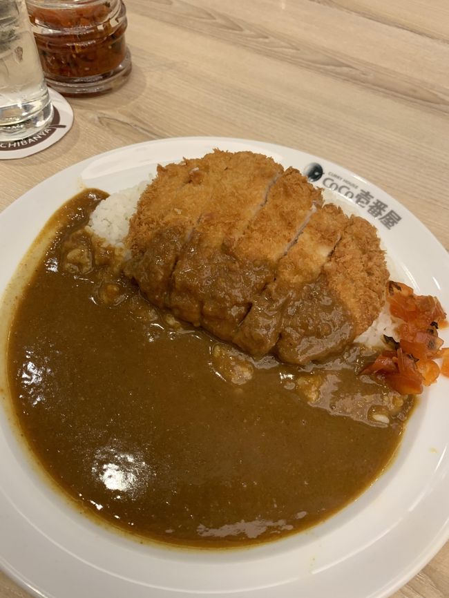 ポークカツカレーです。175 Bでした。<br />お昼が遅めだったからか、お腹もそこまですいていなかったので、小ぶりでしたが量もちょうど良く、味も普通に日本のカレーという感じで美味しかったです。<br />ちょっとタイ料理に疲れてきてたのでちょうど美味しくいただきました。<br />