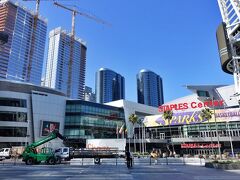 ステイプルズセンター（Staples Center）です。ロサンゼルス・レイカーズの本拠地です。