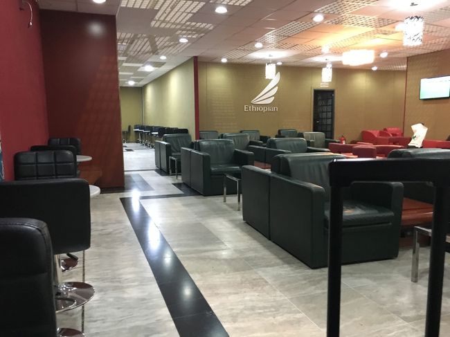 アディスアベバから香港へはビジネスクラスですので、ラウンジに入ります。<br />いつもショボいなぁと思っていたラウンジもこの時はもう来れないかもと思う気持ちでとても愛おしく感じたのを覚えています。