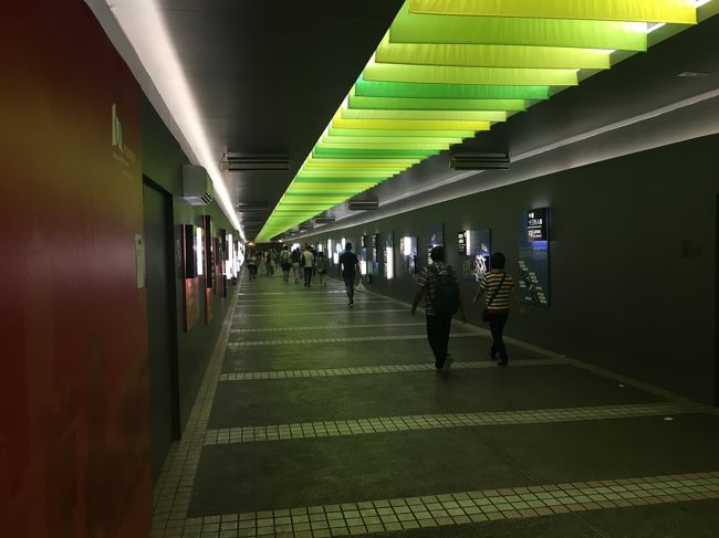 この歩道橋は過去の風景などが展示されていて、とても楽しく通行できました。