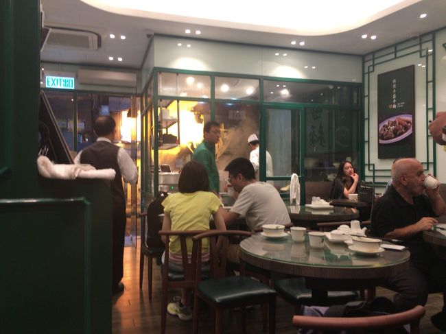 ひっきりなしに地元の人が出入りしていました。