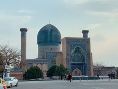 Samarkandの文字パネルの横の道を延々と歩いていくと現れたのが、グリ・アミール廟です。　

アミール・ティムールとウルグ・ベクなど9人のティムール一族の廟があります。
