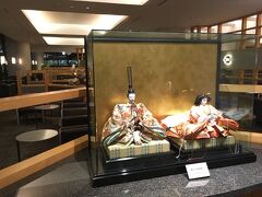 ＜アメリカン航空ラウンジ　アドミアルズクラブ＞

毎年ホノルルで会うラン仲間2人と成田で合流。
みんなＪＧＣ会員です。
1人が入ったことがないアメリカンのラウンジへ。

ここに入ったのは昨年に続き2回目ですが、
全体的に日本を意識した内装になっています。

12月だけど、立派な「おひなさま」が飾ってありました。