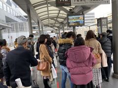 往路は京都駅から市バスで下鴨神社に向かいます。
並んでいるようで必ずしも並んでいないので乗るまでハラハラします。