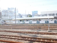 ホームがなくて停車できない鶴見駅の一番京急寄りの線路を通り、少しずつ地下に潜りトンネルへ。