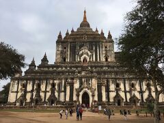 っと思いましたが、宿に戻る道にあったタビニュ寺院に寄ることに。